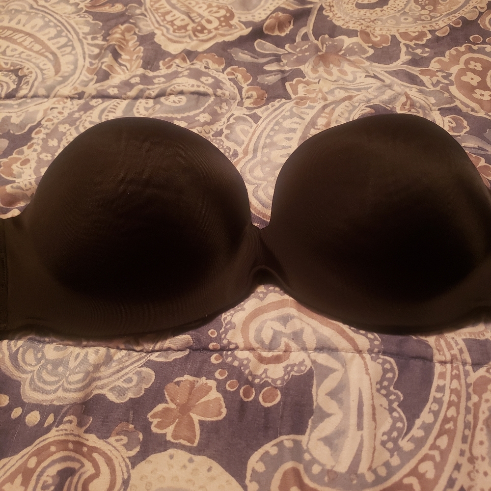 Black strapless bra